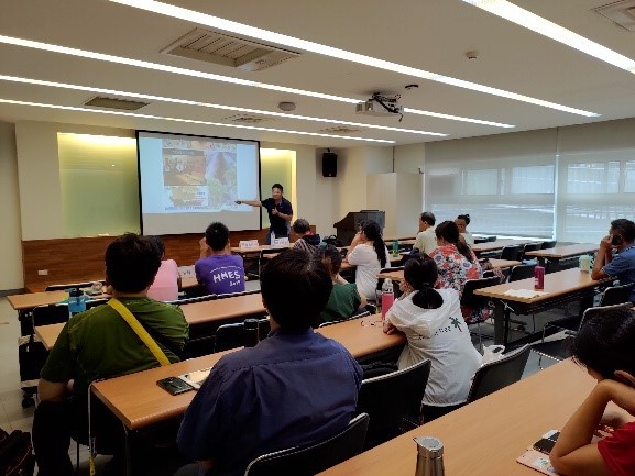 講師介紹臺灣的海洋移民社會與文化