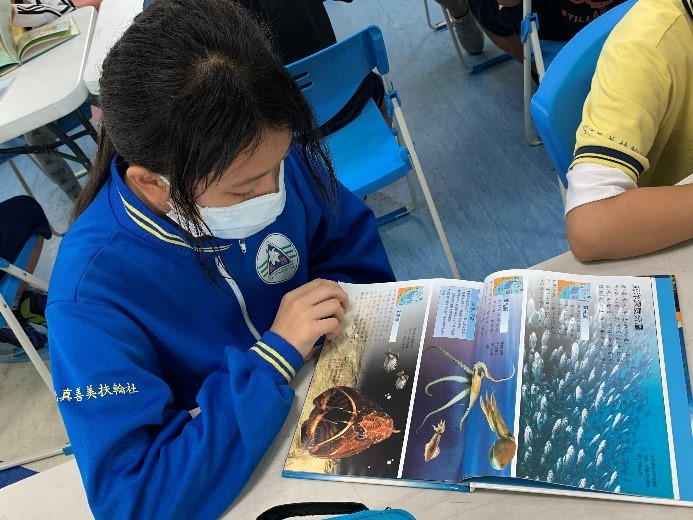 透過晨間閱讀教學活動，讓學生閱讀有關海洋的書本，同時增加選擇食物背後對自然環境的影響，及海洋生物永續發展的重要性。
