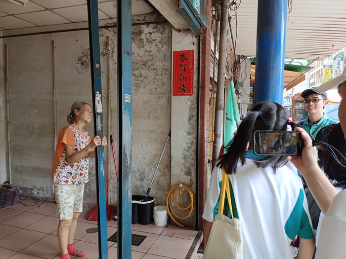 尋訪當地居民，以採訪方式詢問碧潭橋的修築時間是否早於民宅