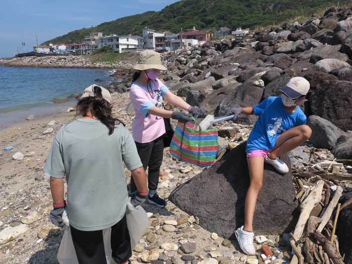 學生在龍洞漁港附近的海濱撿拾垃圾