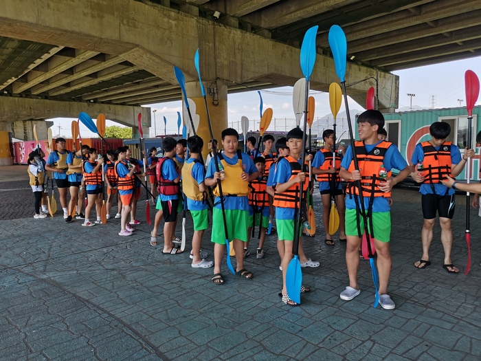 鷺江中學辦理獨木舟活動，準備帶領學生練習操槳