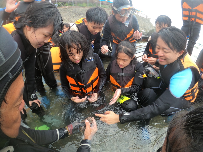 籠埔國小學生參加鼻頭國小辦理的浮潛活動，體驗海洋同時認識海洋生物