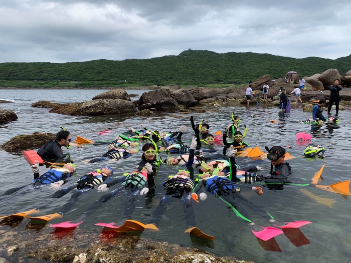 福連國小辦理暑期浮潛育樂營活動，參加學生在卯澳灣學習漂浮。