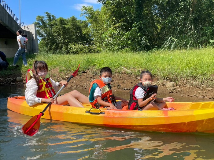 萬里幼兒園學生參加大鵬國小舉辦的獨木舟。